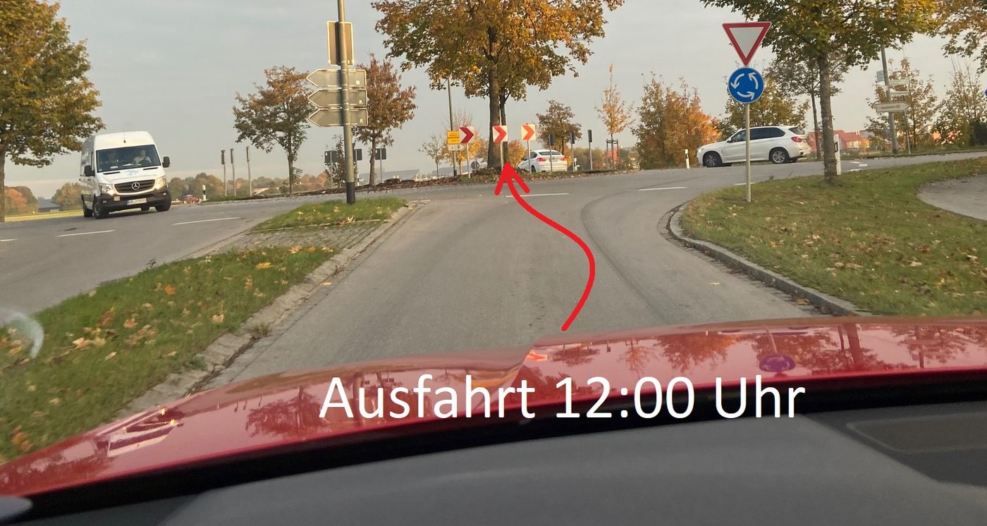 Erster Kreisverkehr, die Route führt geradeaus hindurch