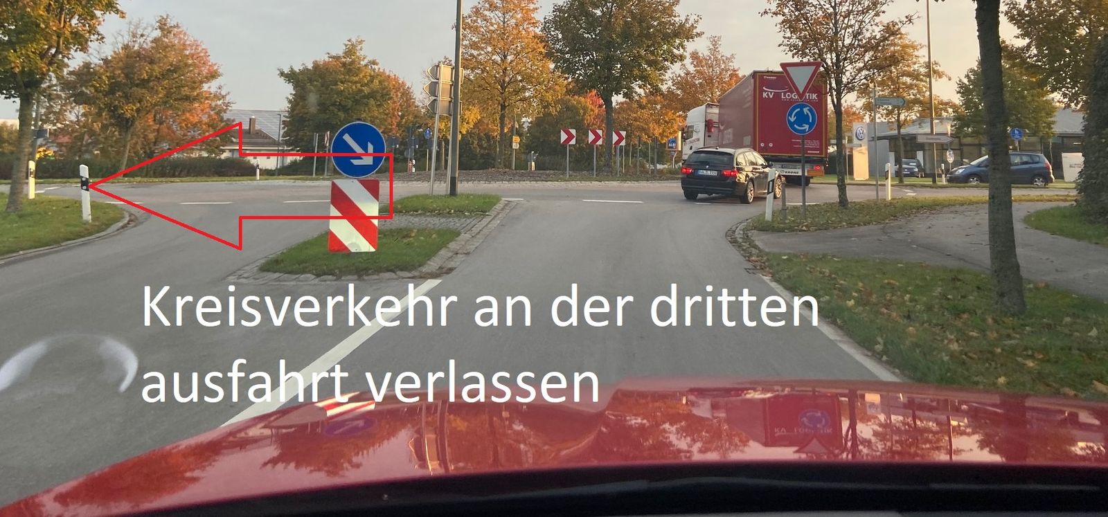 Zweiter Kreisverkehr, die Route führt über die dritte Ausfahrt hinaus