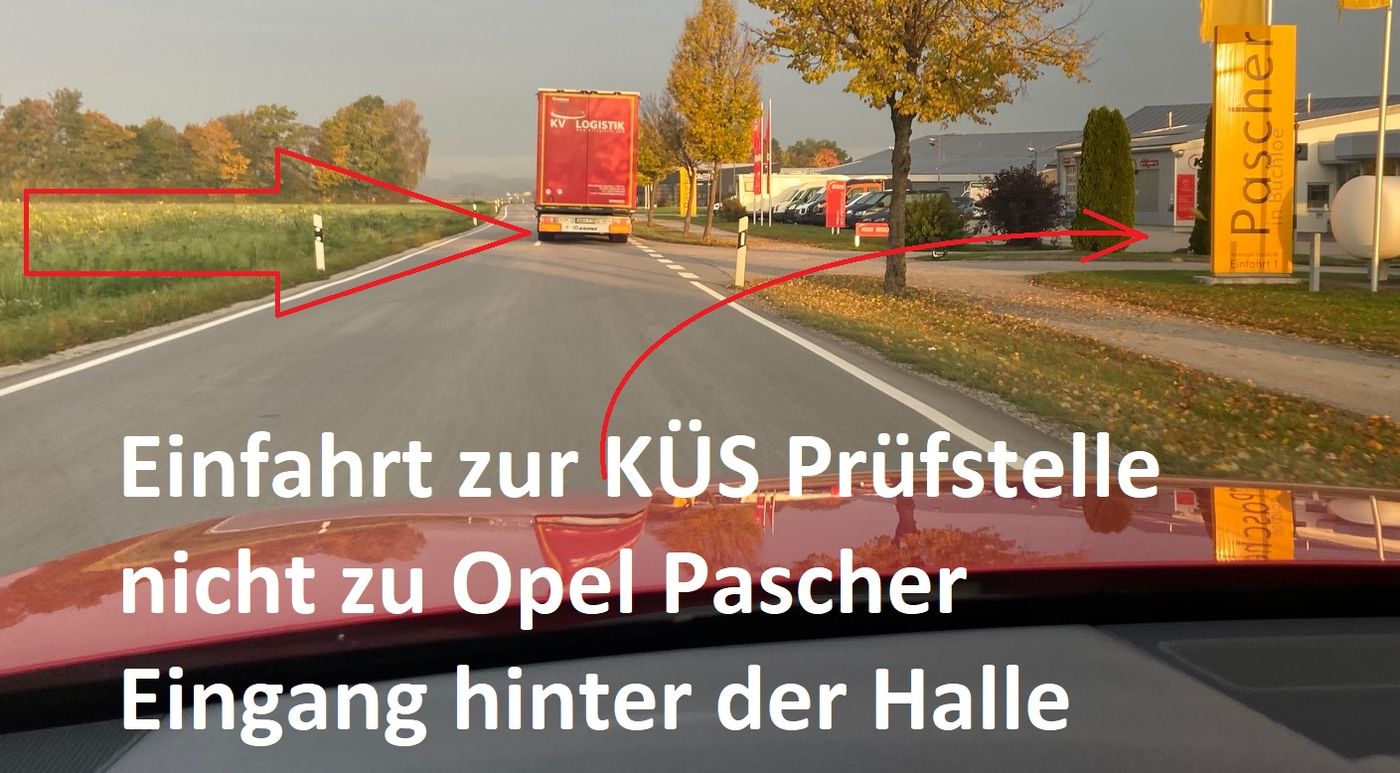Einfahrt zur KÜS-Prüfstelle rechts der Straße, daneben das Autohaus