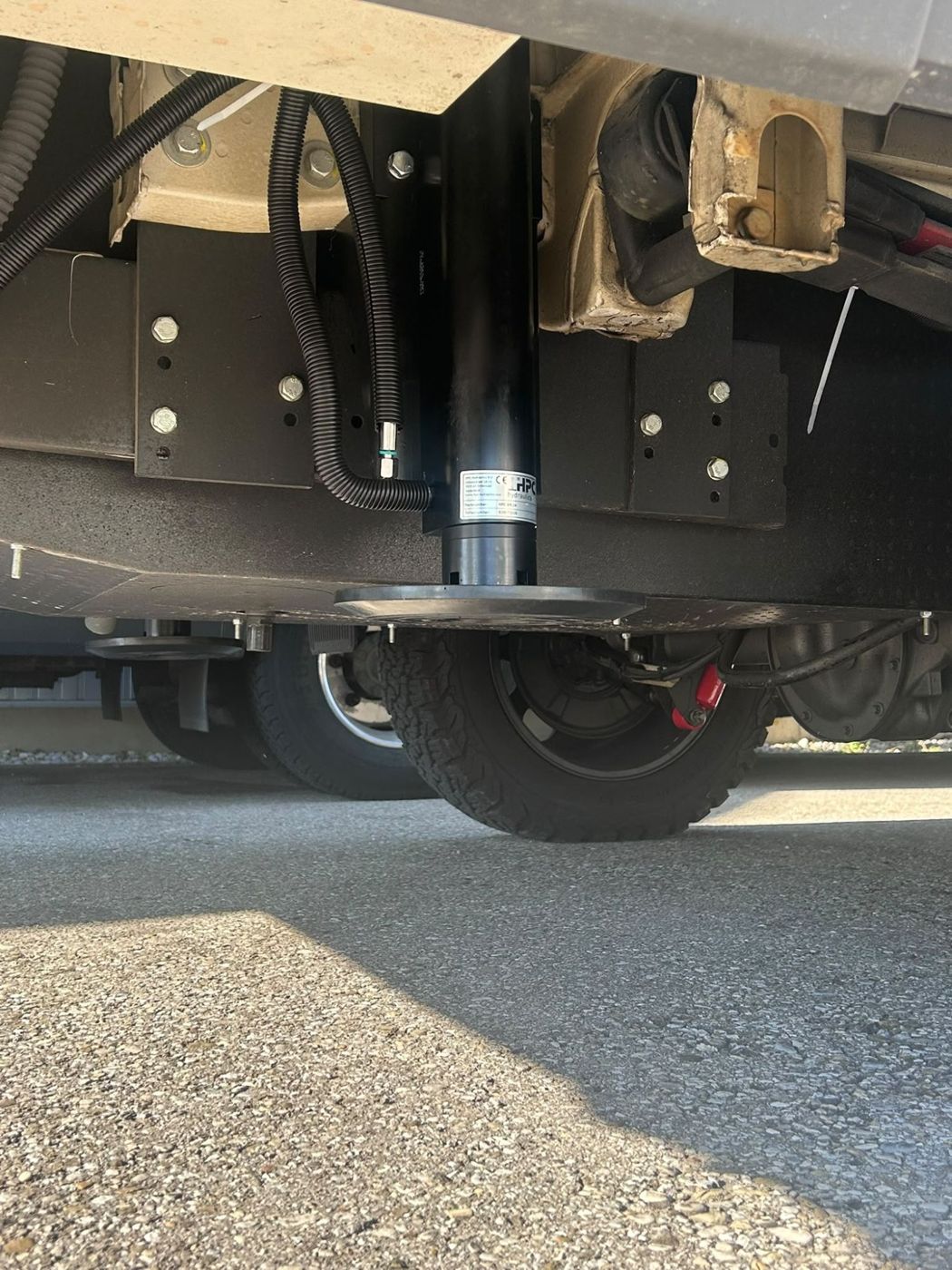 Unterflurmontage: Stütze mit Halteplatten und Hydraulikleitung