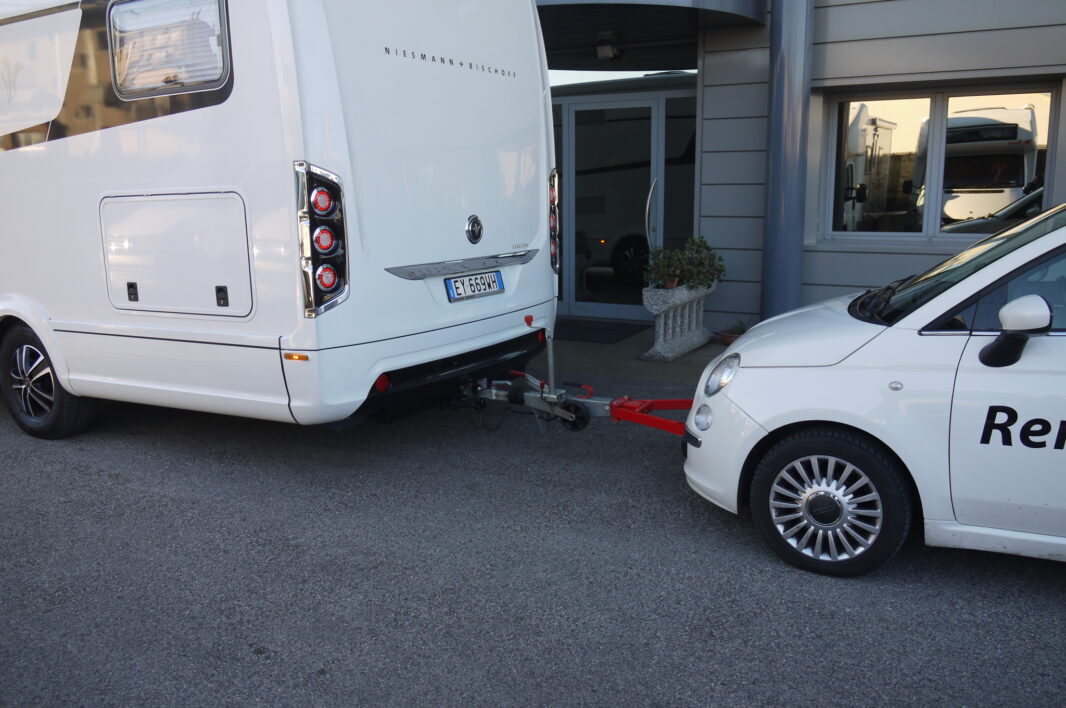 Remora-Zugstange verbindet ein Reisemobil mit einem Pkw