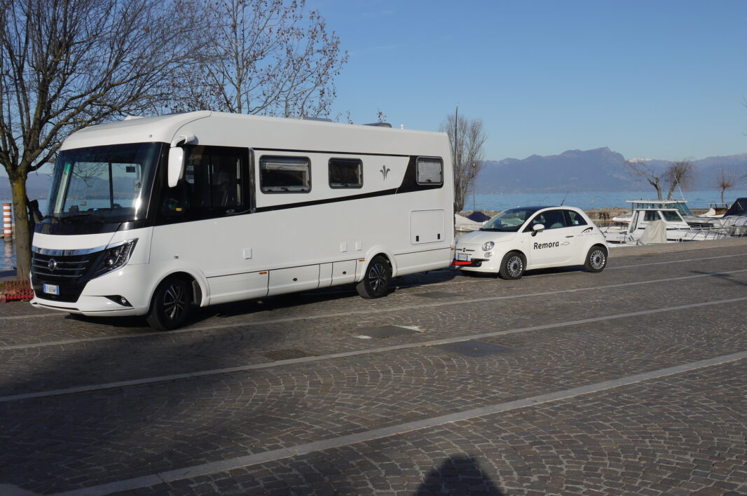 Reisemobil mit angekoppeltem Pkw an der Remora-Zugstange
