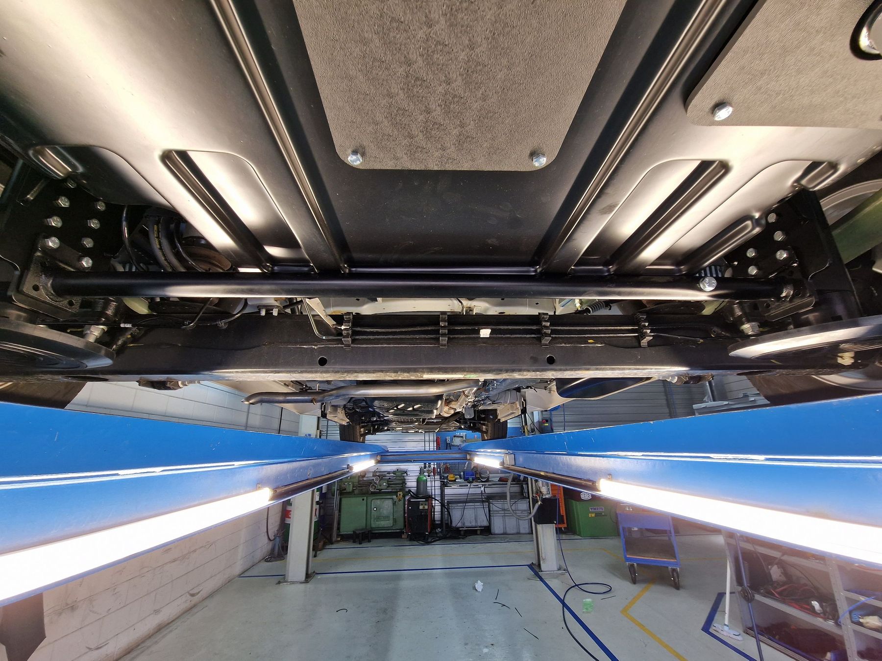 Fahrgestell eines Reisemobils von unten auf der Hebebühne